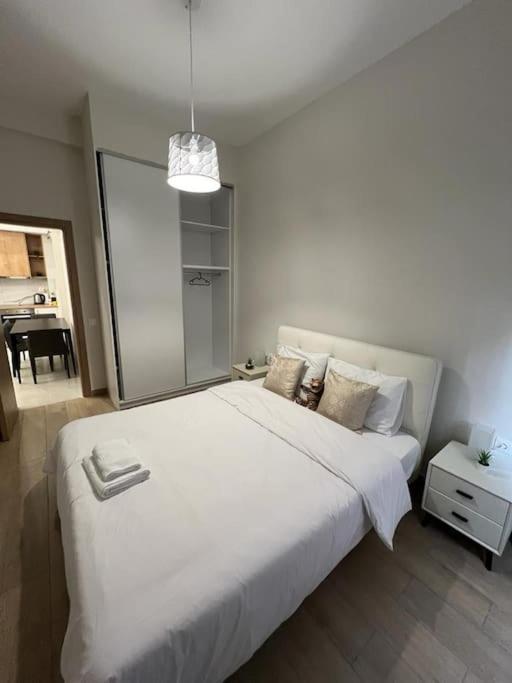 Cozy New Apartment Nearby Metro Афины Экстерьер фото